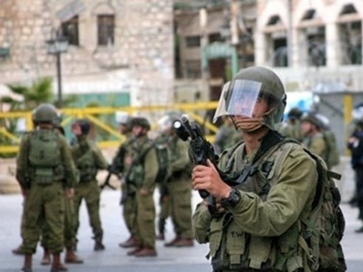 جيش الاحتلال الاسرائيلي يسلم جثة شاب فلسطيني قتل برصاص جنوده الاسبوع الماضي